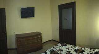 Гостиница Гостевой дом «На Чапаева» Геленджик Двухместный номер с 1 кроватью или 2 отдельными кроватями и собственной ванной комнатой-7